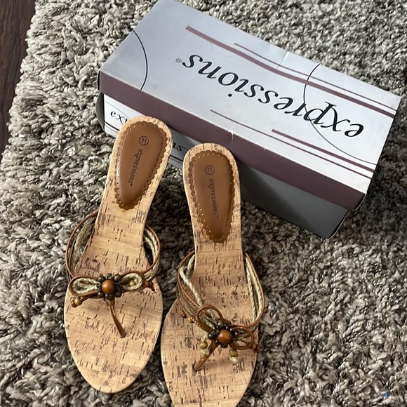 “Expressions” Sandals - Picture 2 of 4